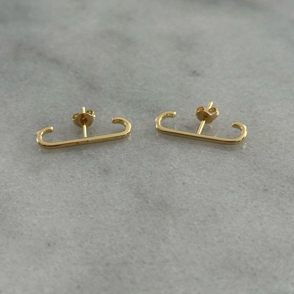 Gold Solid Suspender Cuff Huggie Earrings
Brand New - Picture 2 of 3